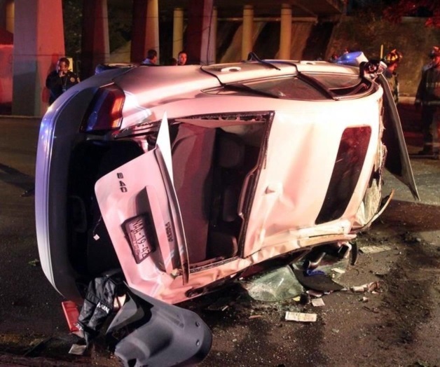 Pierde el control de auto y cae desde puente; sólo se fracturó Pierde el control de auto y cae desde puente; sólo se fracturó