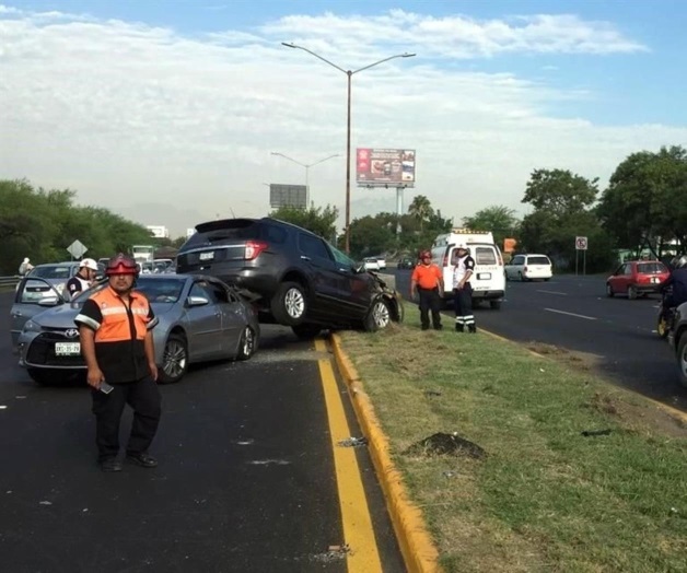 Múltiple accidente deja 1 muerto y 4 heridos en Monterrey Múltiple accidente deja 1 muerto y 4 heridos en Monterrey