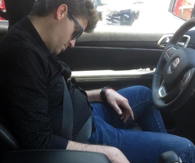 Se duerme ebrio en plena avenida de San Pedro Se duerme ebrio en plena avenida de San Pedro