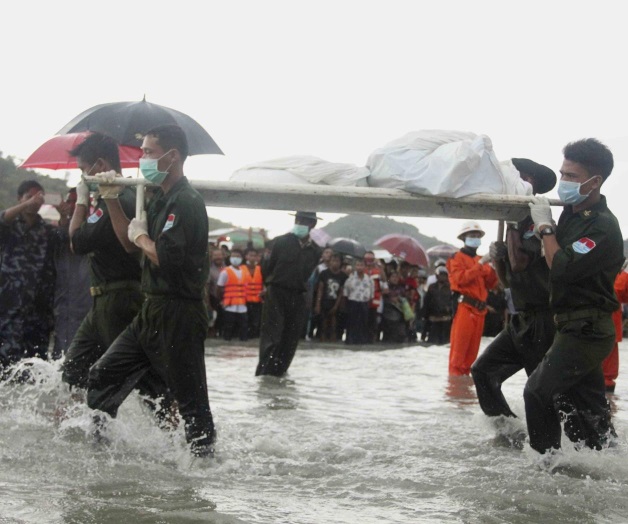 Recuperan cadáveres de avión en Myanmar Recuperan cadáveres de avión en Myanmar