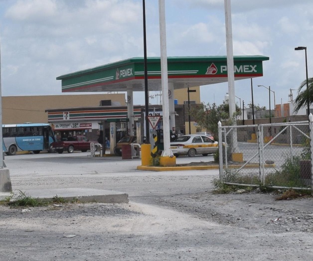 Trío de delincuentes atracaa despachador de gasolinera Trío de delincuentes atracaa despachador de gasolinera
