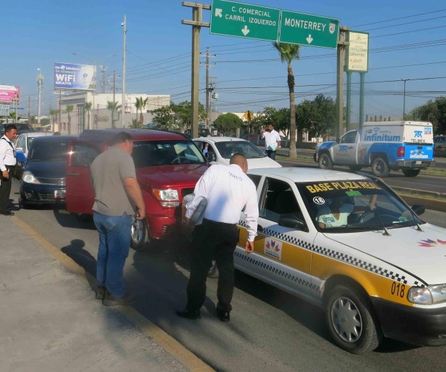 Carambola deja cinco autos dañados Carambola deja cinco autos dañados