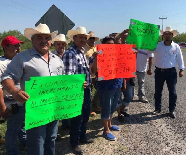 Protestan y cierran carretera 20 minutos Protestan y cierran carretera 20 minutos