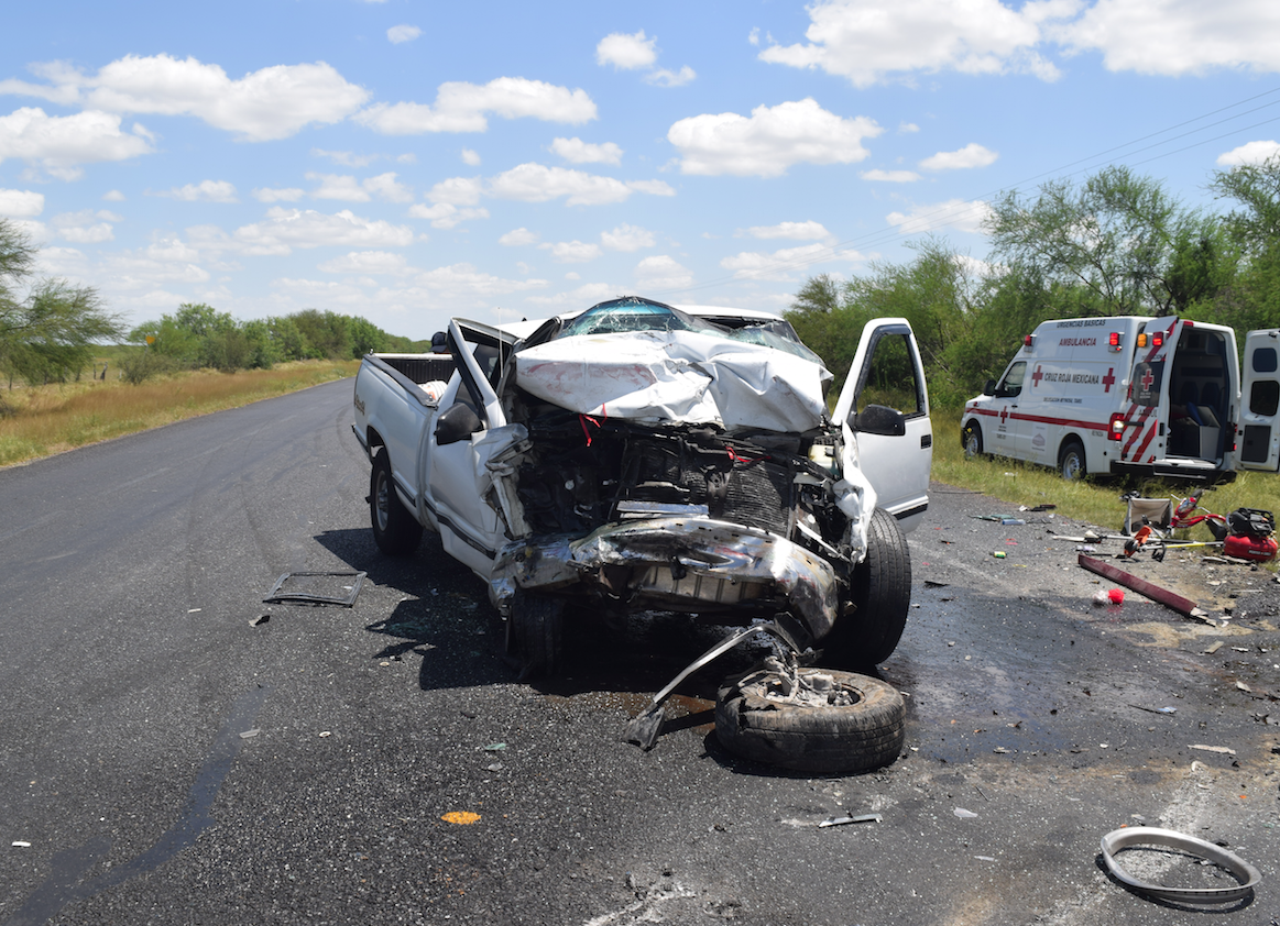 PERDIDA TOTAL. Así quedó la camioneta pick-up que conducía el presunto responsable del accidente.