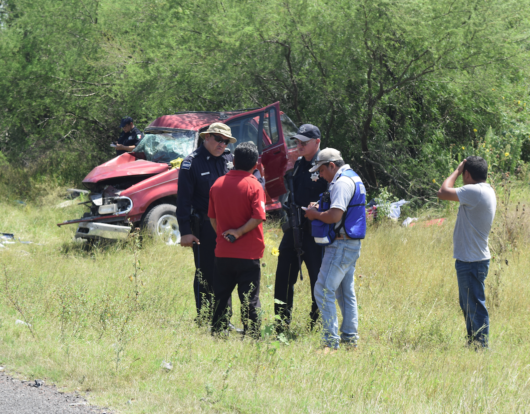 AFECTADOS. Familiares de la víctima son entrevistados por las autoridades en el lugar del accidente.