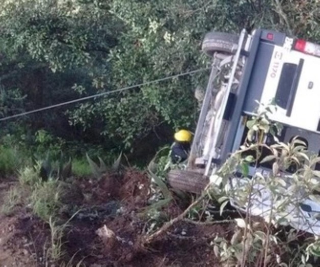 Cae a barranco ambulancia con mujer en labor de parto; mueren todos Cae a barranco ambulancia con mujer en labor de parto; mueren todos