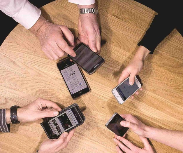 Familia 2.0: hiperconectadas e incomunicadas Familia 2.0: hiperconectadas e incomunicadas