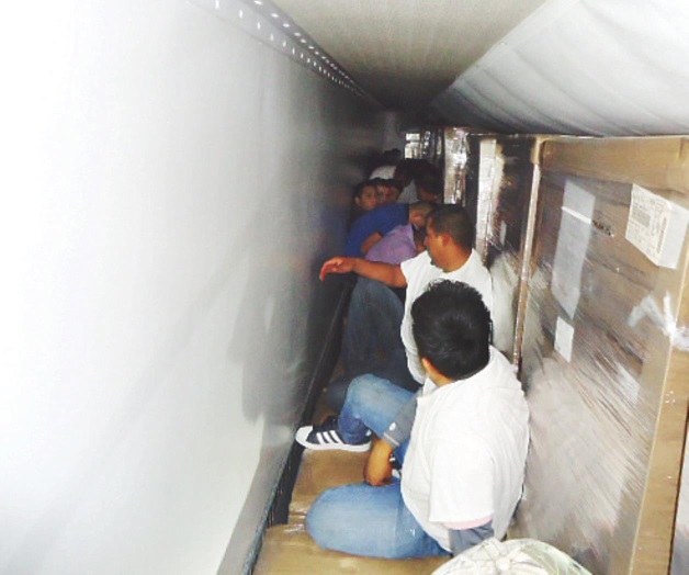 Rescata PF a 59 indocumentados. Viajaban encerrados en unidad de congelamiento Rescata PF a 59 indocumentados. Viajaban encerrados en unidad de congelamiento