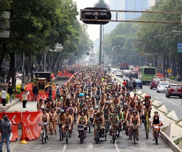 Demandan respeto ciclistas desnudos Demandan respeto ciclistas desnudos