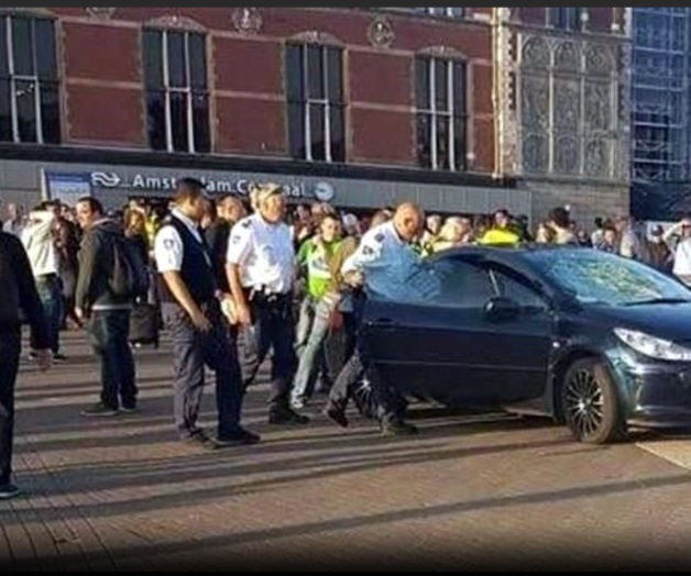 Atropella auto a varias personas en Amsterdam Atropella auto a varias personas en Amsterdam