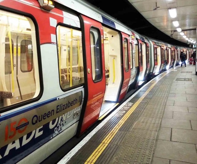 Muere al asomarse por ventana del Metro Muere al asomarse por ventana del Metro
