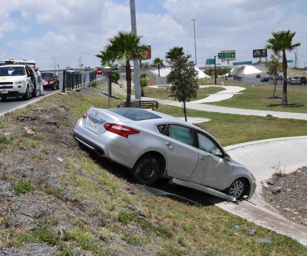 Chocan y abandonanauto dentro de declive