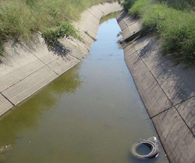 Toman canales de riego como basureros Toman canales de riego como basureros