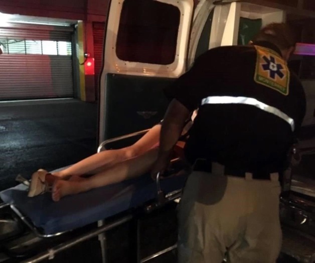 Mujer se fractura el tobillo al pisar bache Mujer se fractura el tobillo al pisar bache