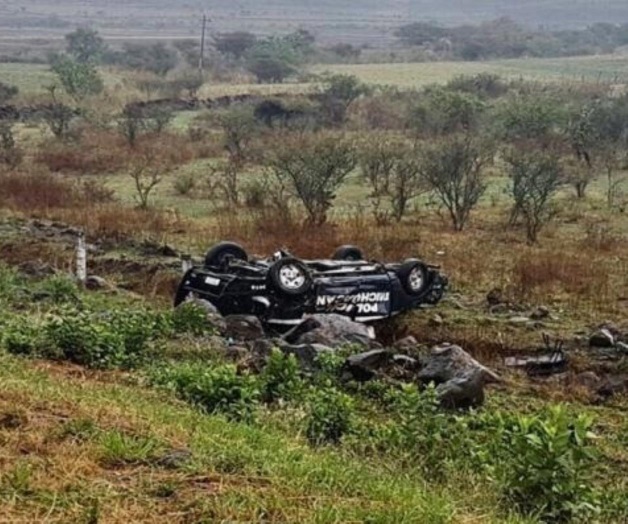 Michoacán: 6 policías muertos tras volcar su patrulla Michoacán: 6 policías muertos tras volcar su patrulla