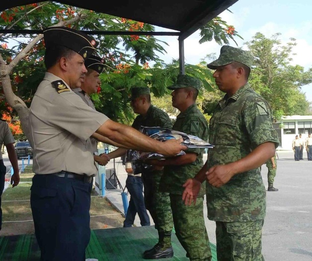 Uniforman a tropas del Ejército Méxicano Uniforman a tropas del Ejército Méxicano