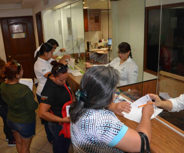 Saturan Presidencia por pago de becas. Más de 3 mil acuden de última hora Saturan Presidencia por pago de becas. Más de 3 mil acuden de última hora