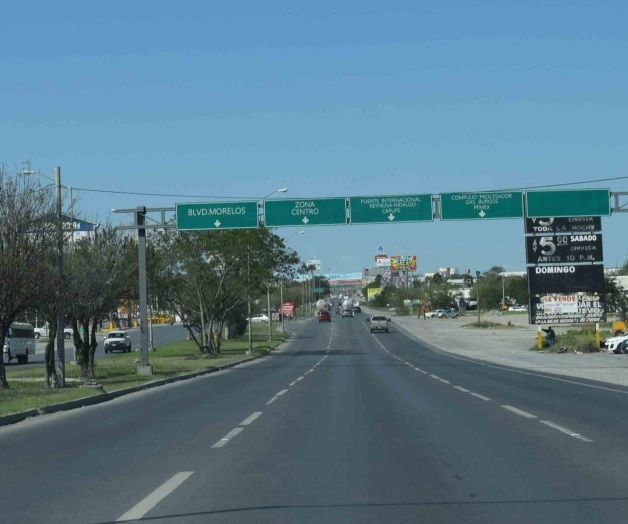 Ajustador de seguros despojado de vehículo. Mientras esperaba arribo de grúa Ajustador de seguros despojado de vehículo. Mientras esperaba arribo de grúa