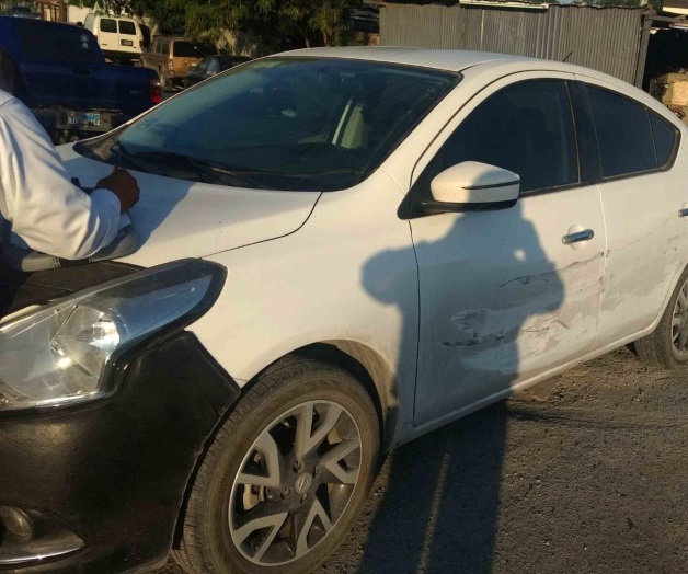 Invade carril y provoca choque sobre carretera Invade carril y provoca choque sobre carretera