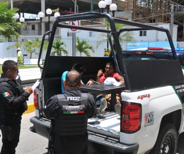 Detiene PEA a dos marinos armados Detiene PEA a dos marinos armados