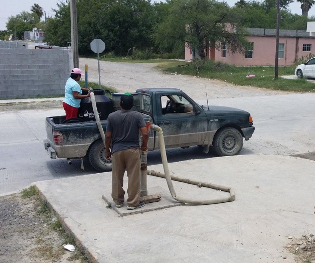 Familias acuden al hidrante de agua Familias acuden al hidrante de agua