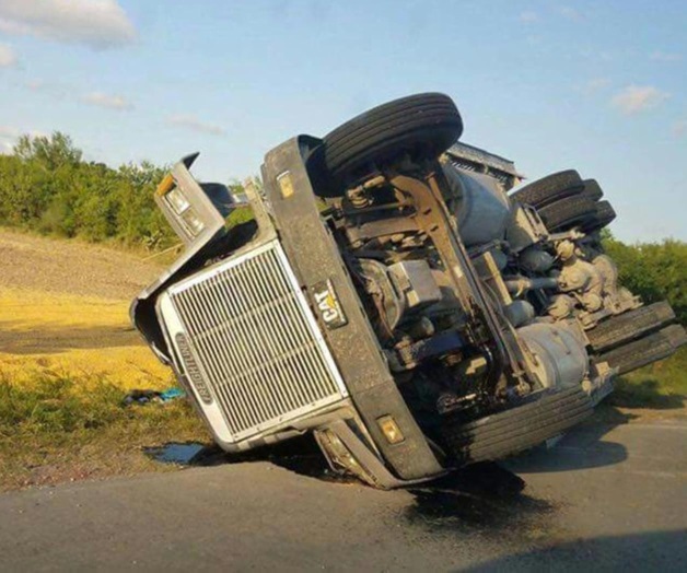 Vuelca un tráiler cargado