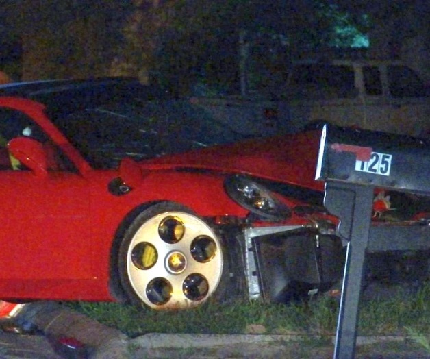 Impacta lujoso autocontra dos unidades. Trasladan a conductor a hospital del área