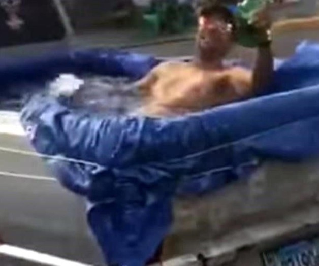 No soporta el calor y crea su  alberca móvil