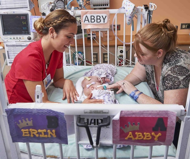 Separan con éxito a 2 siamesas de 10 meses en Filadelfia Separan con éxito a 2 siamesas de 10 meses en Filadelfia