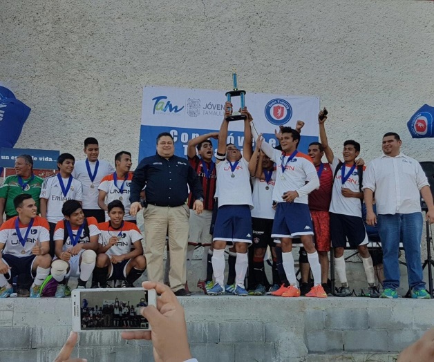 Unicornios se coronan