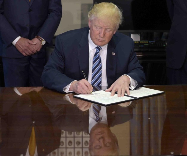 Demandan a Trump por mantener lazos con negocios