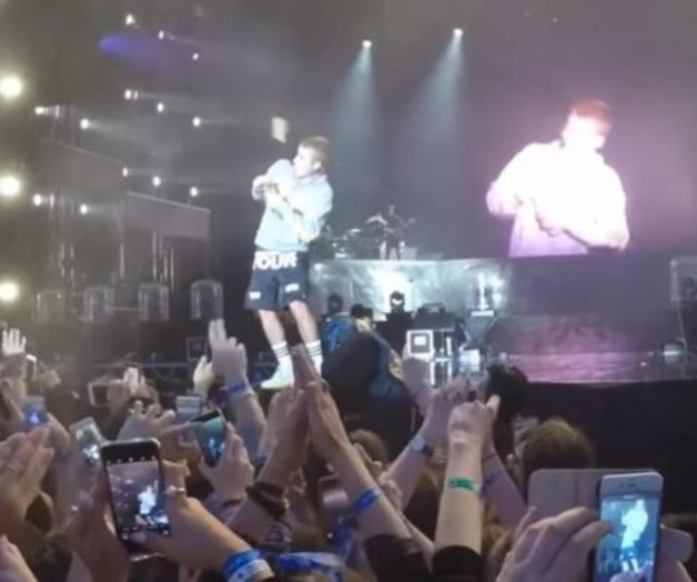 VIDEO: Lanzan botella a Bieber por no cantar Despacito VIDEO: Lanzan botella a Bieber por no cantar Despacito