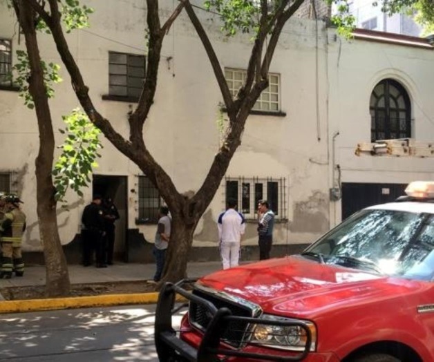 Fallece mujer tras resbalar de azotea de su casa en CDMX