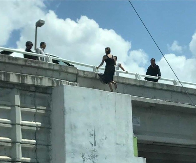 Amaga con tirarse desde lo alto de puente Broncos Amaga con tirarse desde lo alto de puente Broncos