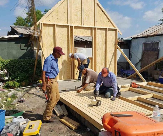 Les echan la mano construyendo casa Les echan la mano construyendo casa