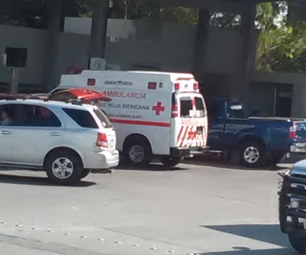Retienen ambulancia en Aduana M. Alemán Retienen ambulancia en Aduana M. Alemán
