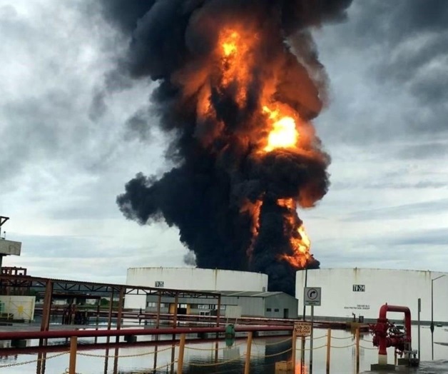 Se registra fuerte incendio en refinería en Oaxaca Se registra fuerte incendio en refinería en Oaxaca