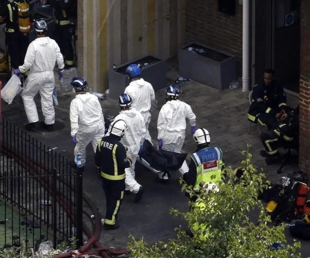 Aumentan a 12 muertos por incendio en edificio de Londres Aumentan a 12 muertos por incendio en edificio de Londres