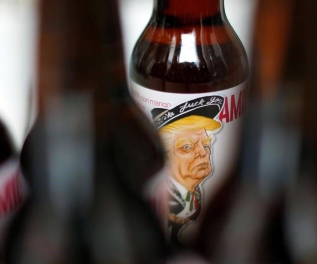 Lanzan cerveza con Trump vestido de mariachi Lanzan cerveza con Trump vestido de mariachi