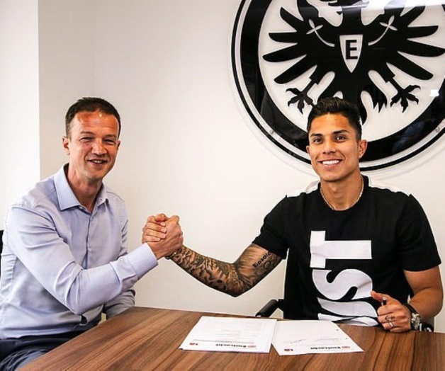 Firma Salcedo con el Eintracht Firma Salcedo con el Eintracht