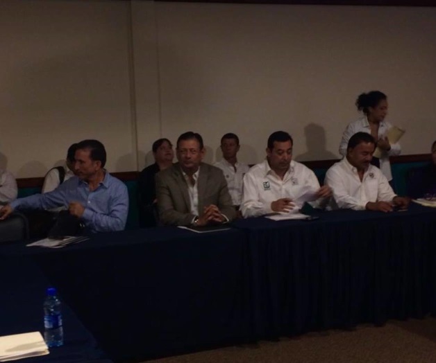 Delegado del IMSS en reunión con empresarios