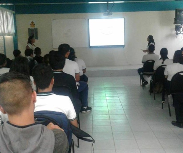Imparte UNEMECapa conferencia a estudiantes