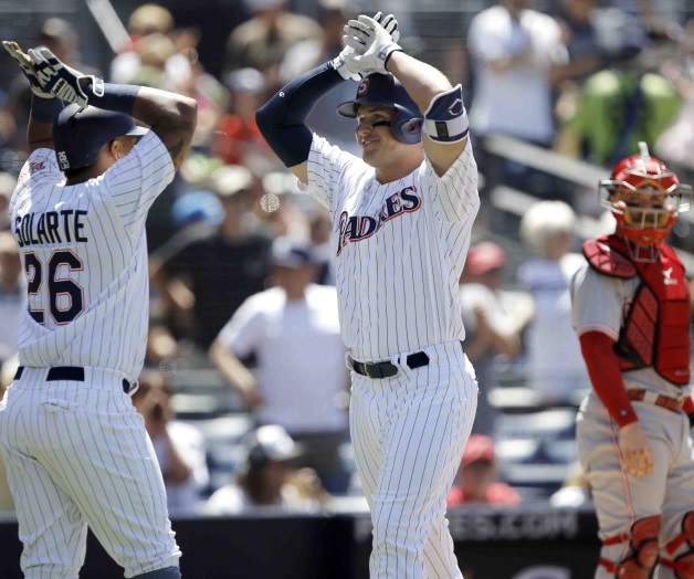 Padres consuman barrida ante Rojos Padres consuman barrida ante Rojos