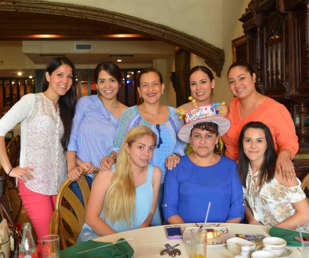 Le cantan Las Mañanitas a Hilda