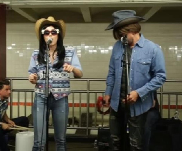 Sorprenden Miley Cyrus y Jimmy Fallon a usuarios del metro de NY