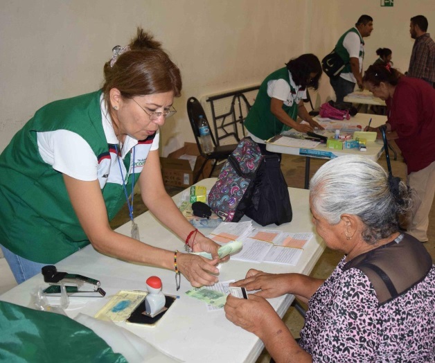 Adultos mayores acuden a cobrar su pensión 65 y Más Adultos mayores acuden a cobrar su pensión 65 y Más