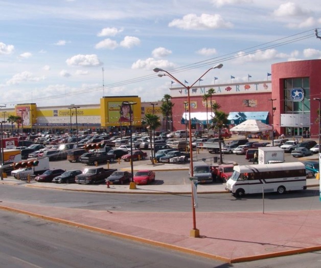 Despojan a familia de auto y despensa en centro comercial Despojan a familia de auto y despensa en centro comercial