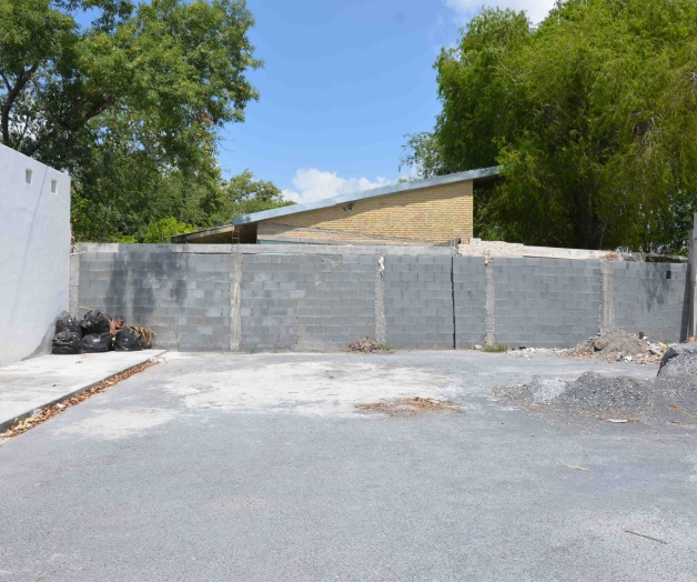 Derribarán muro ilegal por obstruir salida emergente Derribarán muro ilegal por obstruir salida emergente