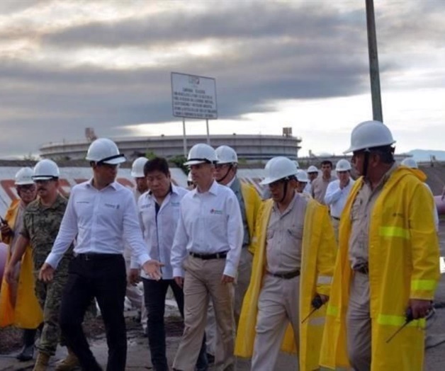 Sofocan incendio 40 horas después en refinería de Oaxaca Sofocan incendio 40 horas después en refinería de Oaxaca