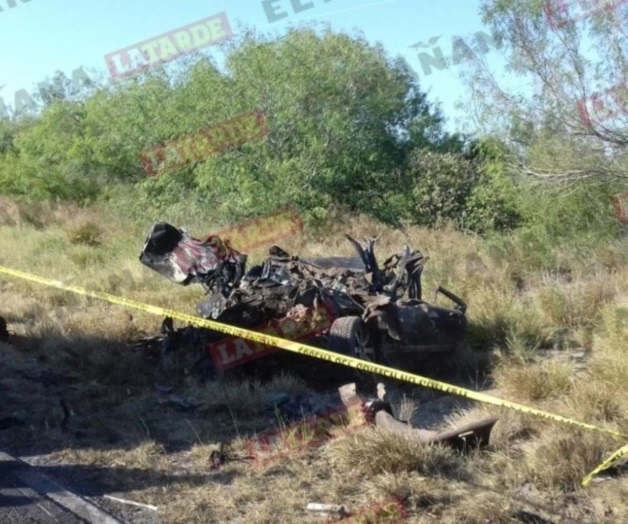 Muere prensado al chocar con tráiler y se incendia vehículo Muere prensado al chocar con tráiler y se incendia vehículo